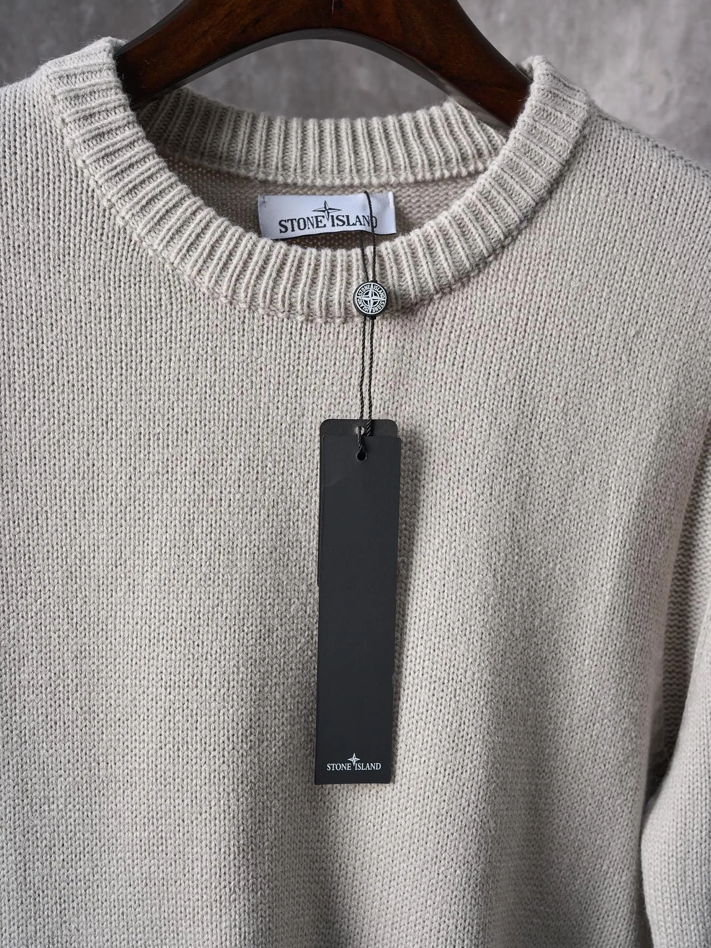 P410 Actual auction】Stonesland/Stone Island knitted round neck long-sleeved sweater with embroidered arm logo [Color] Black Gray Apricot [Ready Stock] S M L XL Made of 30% wool, 50% cotton, 20% spandex. The arm embroidery logo is made of double-layer soft leather, with embroidery logo technology on the surface and embellishment with the brand logo. Comes with laser engraved metal buttons. Garment washing-fixing color-fixing pattern-removing wool impurities.  This style is woven with a 7-needle imported machine, with knitted threads on the neck and hem, and embroidered logos on the arms to present the brand vision.
